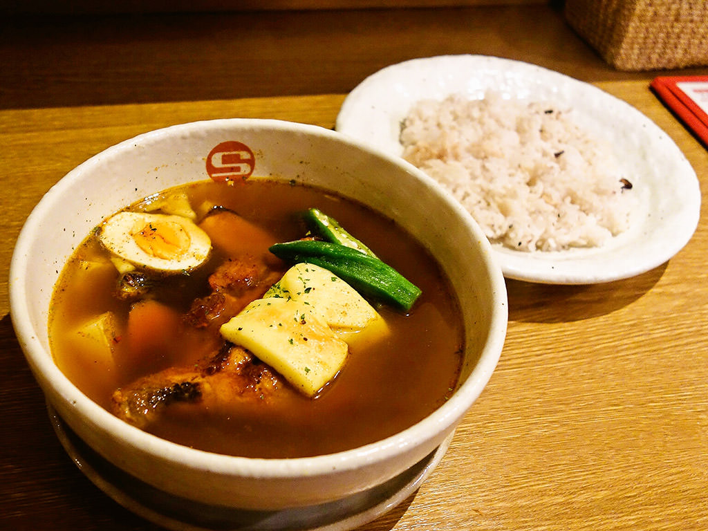 カレーショップ エス (CURRY SHOP S)「タンドリーチキンと野菜のカレー」