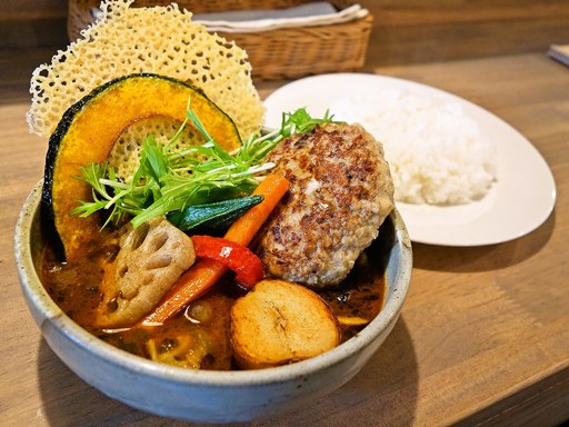 スープカレー カイエン オルタナ「たっぷり肉汁のホエー豚ハンバーグスープカリー」 画像4