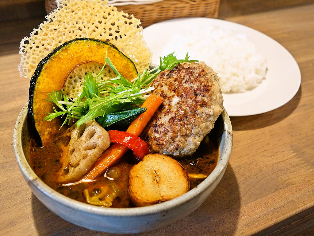 スープカレー カイエン オルタナ「たっぷり肉汁のホエー豚ハンバーグスープカリー」