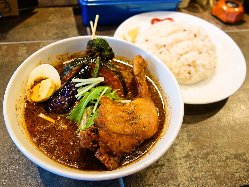 soup curry & cafe Suage3 (すあげスリー) 円山店「チキンレッグと野菜カレー」