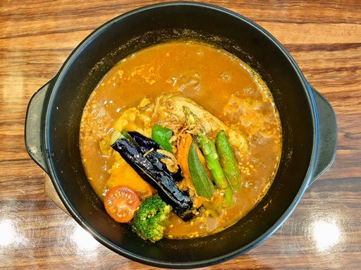 スープ咖喱＆カレーラーメン 天馬 札幌厚別店「骨付チキンとたっぷり野菜のスープカレー」 画像2
