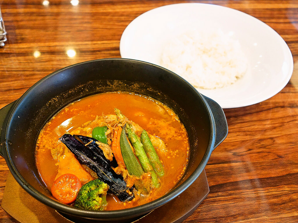 スープ咖喱＆カレーラーメン 天馬 札幌厚別店「骨付チキンとたっぷり野菜のスープカレー」