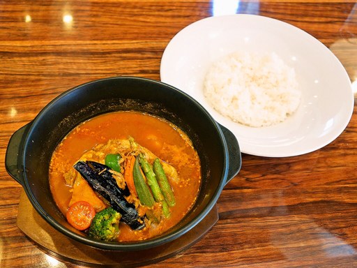 スープ咖喱＆カレーラーメン 天馬 札幌厚別店「骨付チキンとたっぷり野菜のスープカレー」 画像3