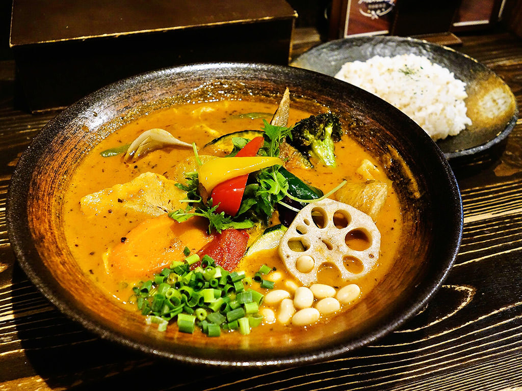 Rojiura Curry SAMURAI. (路地裏カリィ侍.) 平岸総本店「チキン1/2と豚角煮と一日分の野菜20品目」