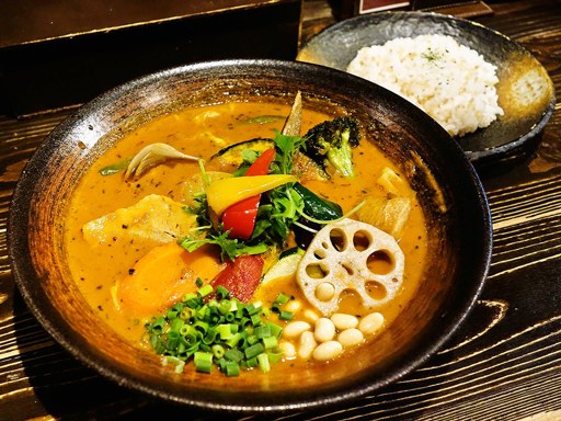 Rojiura Curry SAMURAI. (路地裏カリィ侍.) 平岸総本店「チキン1/2と豚角煮と一日分の野菜20品目」 画像5