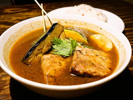 soup curry & dining Suage＋(すあげプラス) 本店「ラベンダーポークの炙り角煮カレー」 画像8