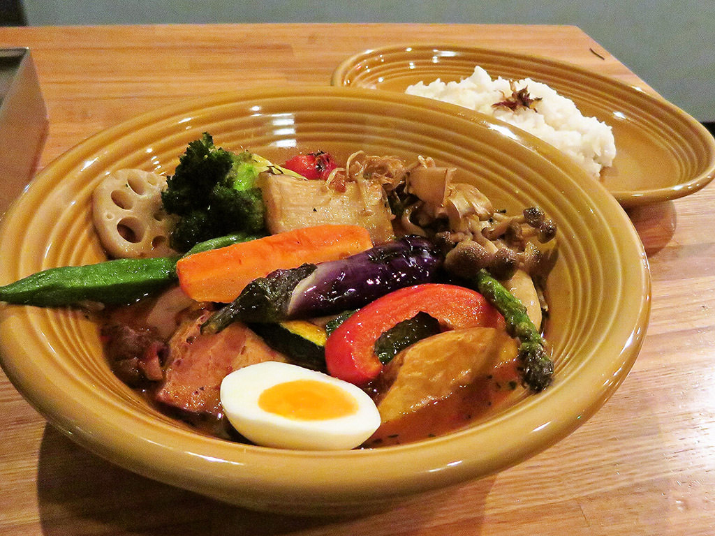 カレー&ごはんカフェ 【ouchi】 (おうち)「豚角煮と16種の野菜スープカレー」