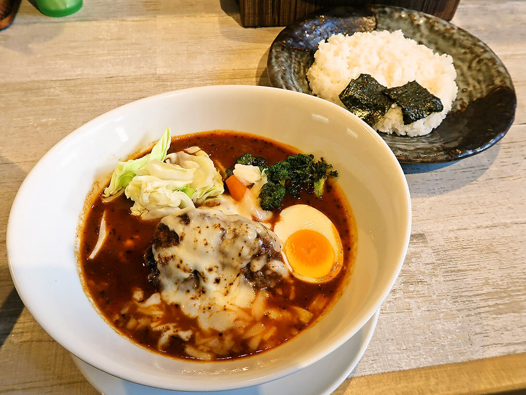 らっきょ大サーカス「手ごねハンバーグと焼きチーズのスープカレー ＆ 知床どりのチキンスープカレー」