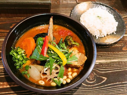 Rojiura Curry SAMURAI. (路地裏カリィ侍.) 平岸総本店「チキン1/2と豚角煮と一日分の野菜20品目」 画像5