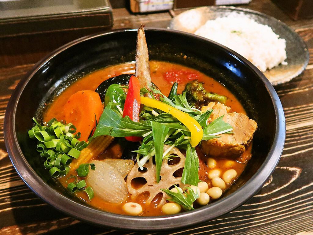 Rojiura Curry SAMURAI. (路地裏カリィ侍.) 平岸総本店「チキン1/2と豚角煮と一日分の野菜20品目」