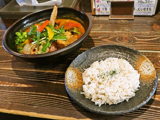 Rojiura Curry SAMURAI. (路地裏カリィ侍.) 平岸総本店「チキン1/2と豚角煮と一日分の野菜20品目」 画像9