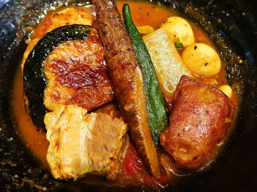 Rojiura Curry SAMURAI. (路地裏カリィ侍.) 平岸総本店「チキン1/2と豚角煮と一日分の野菜20品目」 画像15