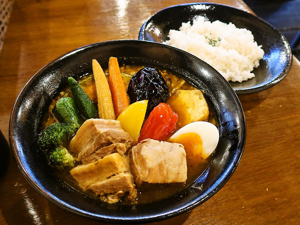 北カフェ sweets & soup curry (中央区・西線9条そばに移転OPEN)「豚角煮と野菜たっぷり」