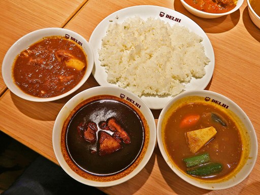 デリー DELHI 銀座店「お好み三種カレー：コルマカレー＆カシミールカレー＆ベジタブルカレー」 画像22