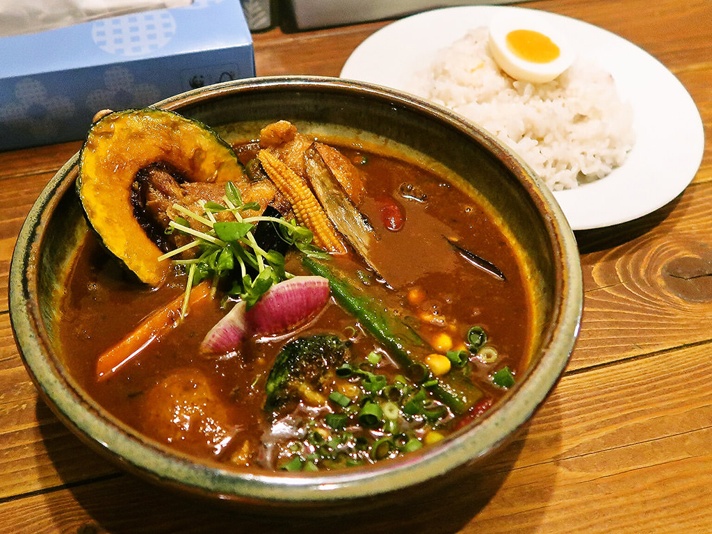 SOUP CURRY ポニピリカ「皮がパリッとしたチキンと野菜のカレー」