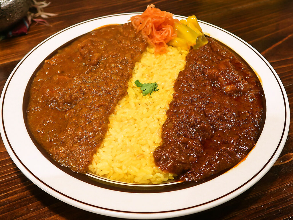 ウミネコカレー「二種盛り チキンカレー＋ポークカレー」