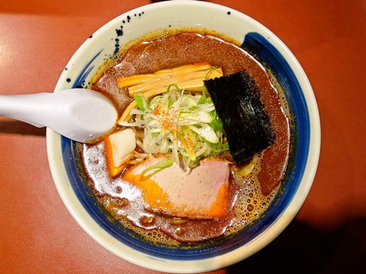 味噌らーめん専門店 狼スープ「札幌辛煮干醤油らーめん(『らー麺山さわ』『西山製麺』コラボ)」