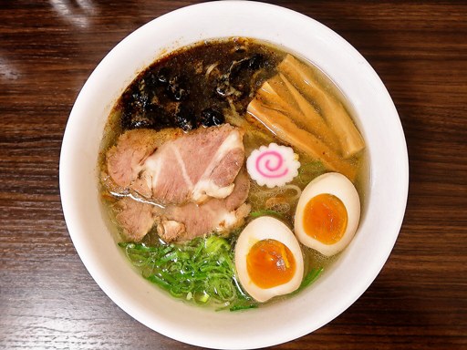 らーめん来斗「黒ホルモン 白醤油味」