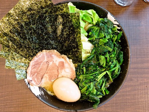 横濱家系ラーメン 家家家 北大前店 (YAH-YAH-YA)「家系らーめん(＋海苔・味玉・ほうれん草・キャベツ)」
