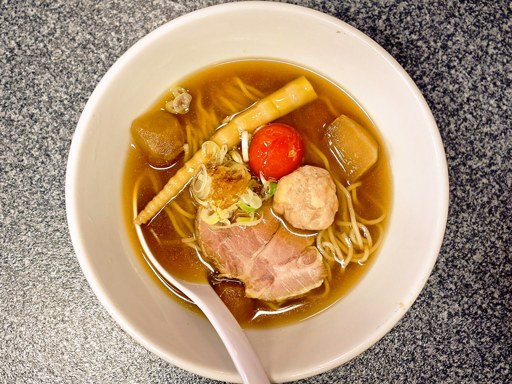 にぼしラーメン 鬼そば (南区簾舞)「冷たい煮干しラーメン 特製鶏団子とトマトピクルス添え」