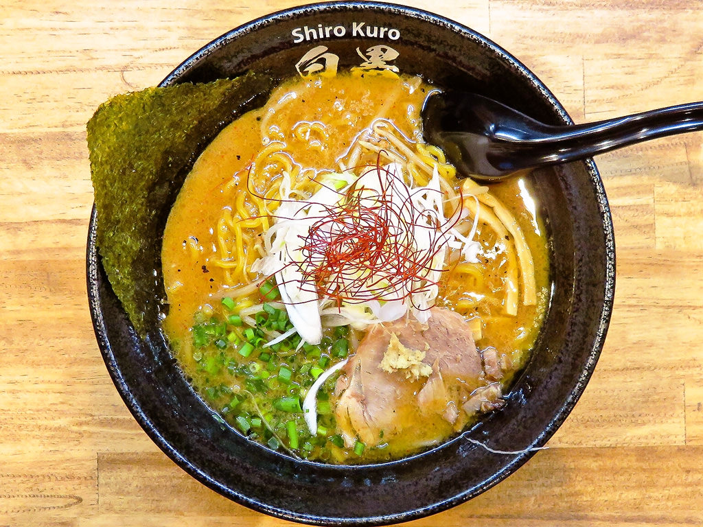 牛もつラーメン 白黒
