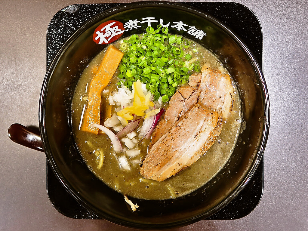 煮干しラーメン山岡家 狸小路4丁目店 (旧:極煮干し本舗)