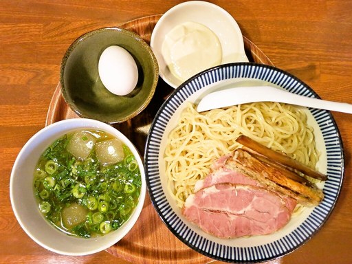 雨は、やさしく「冷たい鰹だしとおとし卵のつけ麺」